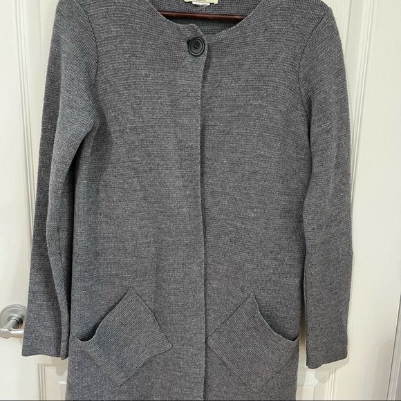 Cocogio grey long sleeve sweater coat with pockets fits like a medium - Picture 3 of 8